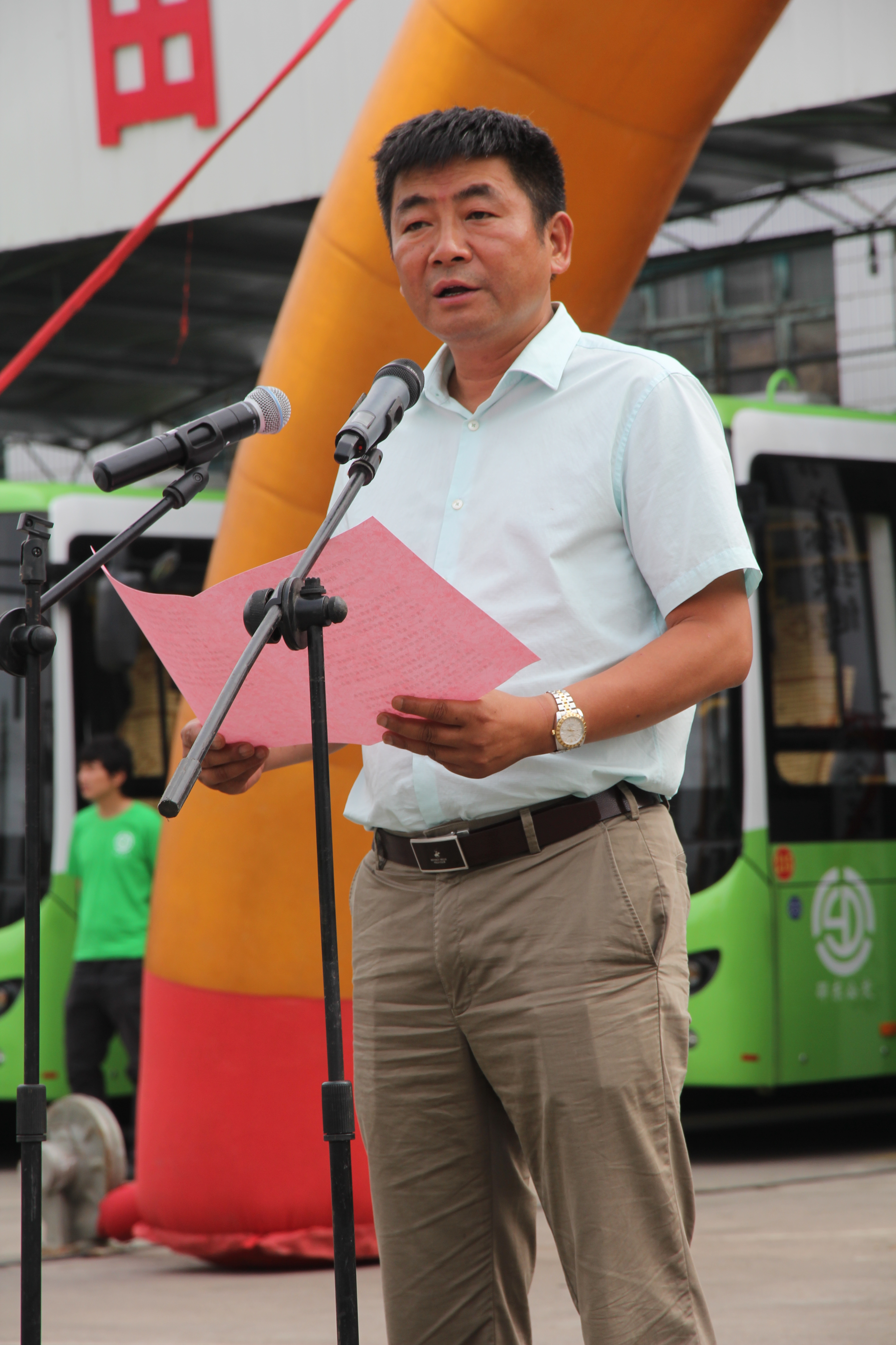圖為純電動公交車整裝待發(fā)。圖為市民在試乘純電動公交車