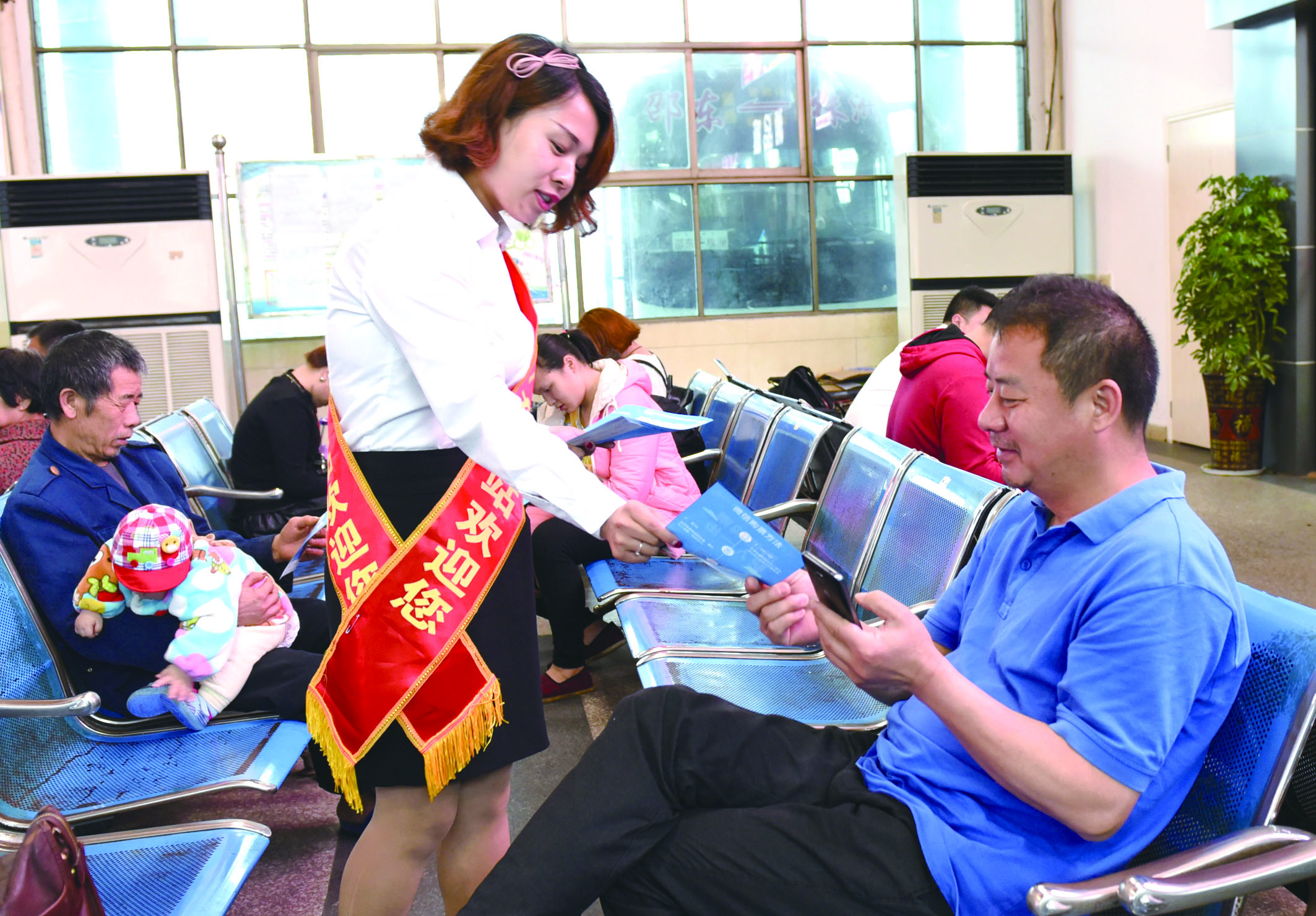4月21日，邵東汽車西站工作人員在向旅客推介互聯(lián)網(wǎng)+站+車+客平臺的推廣應(yīng)用與購票實(shí)名制宣傳。