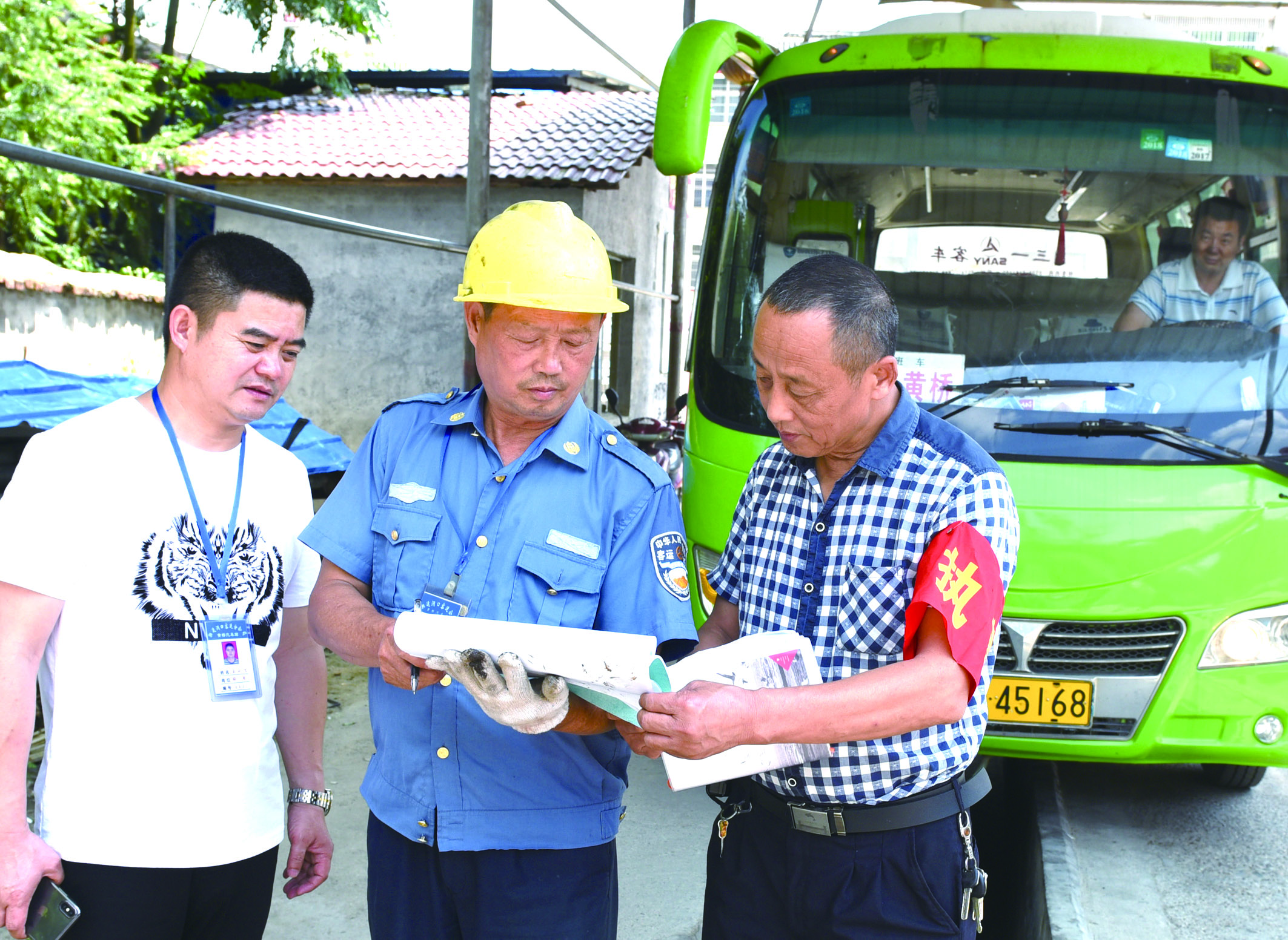 7月10日，洞口縣黃橋鎮(zhèn)副鎮(zhèn)長謝揚標（右）在黃橋汽車站檢查營運客車安全檢查情況。近段時間以來，黃橋汽車站全面排查交通安全等方面存在的安全隱患，并及時予以整改到位，做到防患于未然，確保安全生產(chǎn)工作萬無一失。據(jù)了解，今年上半年已消除交通安全隱患10余起。  李祖冠    攝影報道 