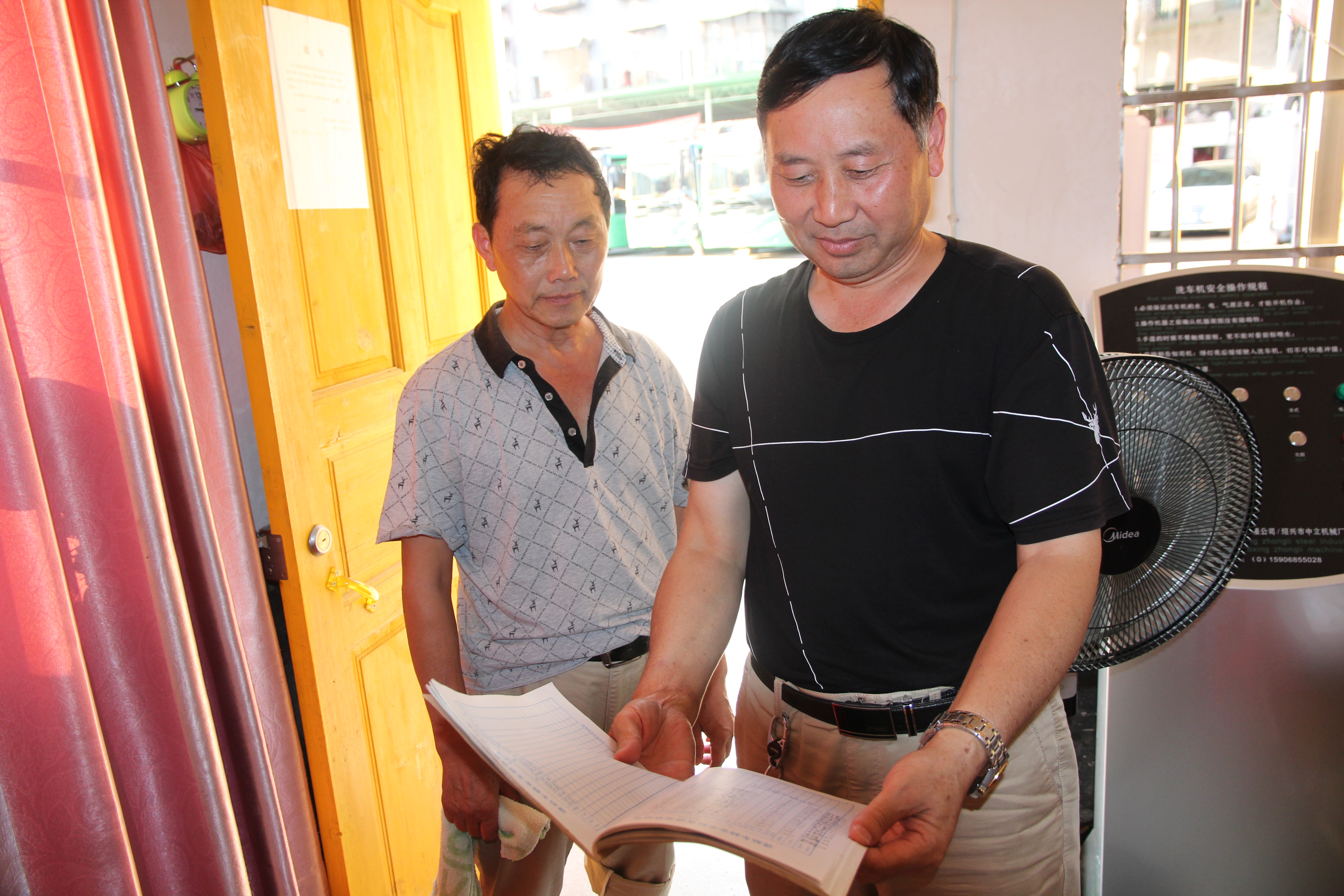 干工作就要盡力干好 ——記集團(tuán)公司優(yōu)秀黨員、綏寧綠洲公汽公司經(jīng)理李茂良 祖   冠
