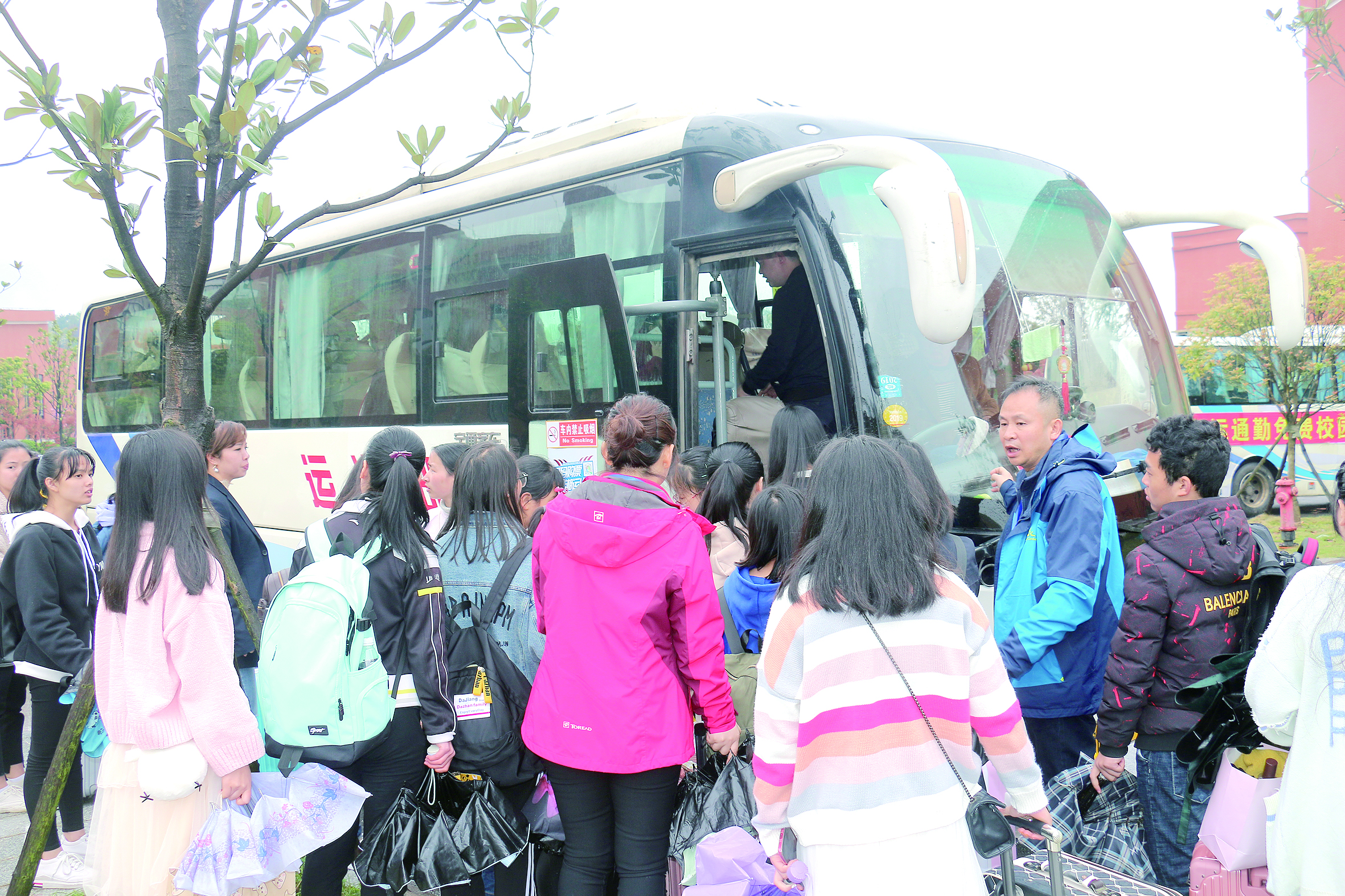 4月2日16時許，集團公司董事、邵陽客運分公司經(jīng)理王超正在組織學生上車。