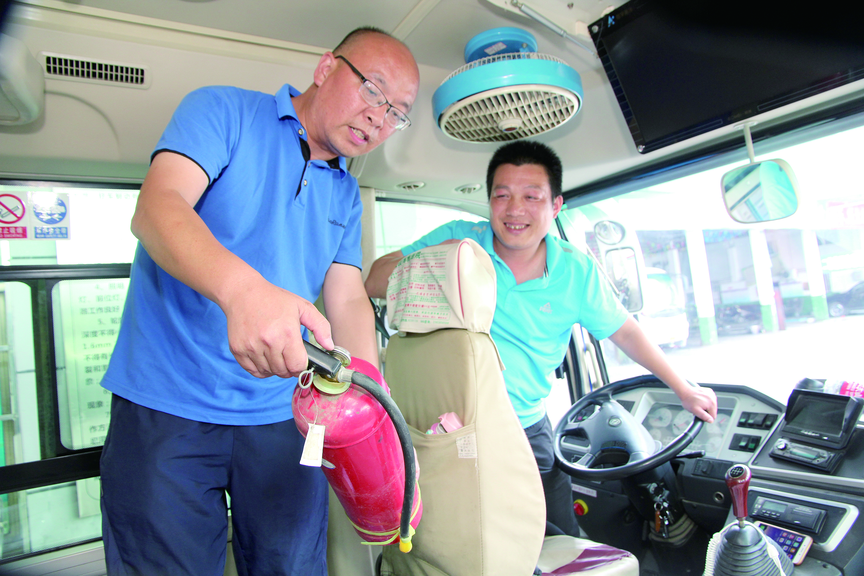 安全稽查兩不誤 ——記集團(tuán)公司優(yōu)秀共產(chǎn)黨員、隆回汽車西站副站長(zhǎng)李擁政 肖秀華